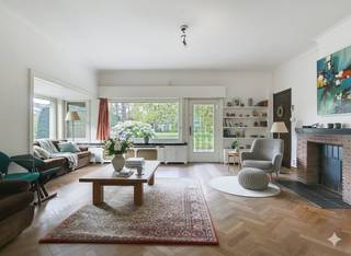 De snelste manier om een bezoek te brengen aan deze woning? Vraag je bezoek aan via de rode knop op onze website (www.dewaele.com) en je wordt gecontacteerd door één van onze verhuurexperten.Instapklare woning met 6 slaapkamers, garage en zonnige tuin op een boogscheut van het centrum van Pittem.De woning heeft volgende indeling:- Inkom met apart toilet- Lichtrijke leefruimte- Bureau/polyvalente ruimte- Geïnstalleerde keuken voorzien van kookplaat met dampkap, spoelbak, oven, frigo en diepvries- Berging voorzien van aansluiting wasmachine- 6 slaapkamers- Apart toilet- Badkamer voorzien van dubbele lavabo in meubel en douche- Ruime en zonnige tuin met aangelegd terras- Zolder- Kelder- GarageExtra kenmerken:- Instapklare en lichtrijke woning- Ruime en zonnige tuin- Aangelegde tuin- Inpandige garage- Zolder wordt volledig geïsoleerd- Centraal gelegen op wandelafstand van het centrum, winkels, openbaar vervoer,....Ben jij geïnteresseerd in deze woning te huur in Pittem? Aarzel dan niet ons te contacteren.