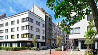 Modern gemeubeld appartement gelegen in een klein recent gebouw op centrale ligging nabij het centrum en het albertstrand. Samenstelling: open keuken voorzien van alle toestellen, gezellige living met zit- en eethoek uitgevend op terrasje vooraan. Apart toilet, 2 ruime slaapkamers, bad - en douchekamer. Slechts één appartement per verdiep. Alleen 2de verblijf mogelijk. Deelname syndickosten ff 100 EUR/maand.