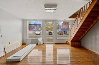 À vendre à Dergneau : immeuble commercial à renover, situé le long d'une artère commerciale avec une excellente visibilité !AGENCEMENT : bâtiment...