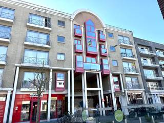 Via de inkomhal kom je in de lichtrijke en aangename leefruimte waar je geniet van zicht op de Markt. De open ingerichte en geriefelijke keuken sluit...