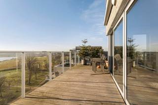 <p>Een adembenemend uitzicht over het Galgenweel en de skyline van Antwerpen, een lumineuze penthouse die grote rust uitstraalt.<br /><br />Een open inkomhal met ingemaakte kasten.<br />De leefruimte geeft via de grote schuifpuien toegang tot een zonovergoten terras.<br />De keuken voorzien van alle comfort met aansluitend een berging.<br />De master bedroom is achteraan gelegen en is uitgerust met ingemaakte kasten en ensuite badkamer met ligbad, lavabomeubel en toilet. Een klein terras.<br />De tweede slaapkamer is wederom voorzien van kamerhoge ingemaakte kasten en een aparte douchekamer met lavabomeubel en douche. <br />Overal parketvloeren. Apart toilet.<br />Verder een aangename bureauruimte met terras. Hier kan indien gewenst nog een derde slaapkamer van gemaakt worden.<br />Ondergronds geniet u van een grote garagebox en een kelderberging.</p>