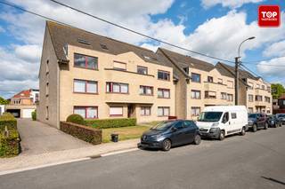Dit ruim duplexappartement (met terras en garage) is gelegen in een rustige straat vlak bij het centrum van Wondelgem, met tal van supermarkten...