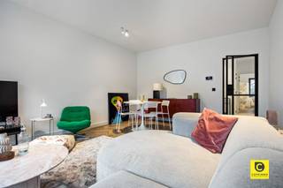<p><span>Prachtig gerenoveerd 2 slaapkamer appartement met 2 terrassen te Pulhof!</span></p><p><span>Dit instapklaar pareltje werd hoogwaardig gerenoveerd en ligt op het 2</span><span><sup>e</sup></span><span> verdiep van een kleinschalig en uitstekend onderhouden gebouw. Met een absolute toplocatie in de gerenommeerde en alom gegeerde Pulhof-wijk is het aangenaam, rustig en kwalitatief wonen. Hier kan u zowel genieten van een groene omgeving alsook van de nabijheid van het bruisende stadsleven. Winkels, parken, scholen, sportfaciliteiten, openbaar vervoer en belangrijke invalswegen zijn slechts een boogscheut verwijderd. Bent u op zoek naar een modern en stijlvol appartement dat geniet van alle hedendaagse comfort? Mis deze unieke kans dan zeker niet! </span><span>U bent van harte welkom op één van onze opendeurdagen op </span><span>woensdag 8 en vrijdag 10 april</span><span>. Een plaatsbezoek kan aangevraagd worden via </span><span><span>info@coprimmo.be</span></span><span>, via www.coprimmo.be of telefonisch (03.449.49.77).</span><span> </span></p><p><span> </span></p><p><span>Inkomhal, toilet, leefruimte & keuken:</span></p><p><span>U betreedt dit trendy appartement via de inkomhal met veiligheidsdeur, videofoon en ruim voldoende plek om een vestiaire onder te brengen. De hal herbergt ook een apart toilet met handenwasser en mechanische ventilatie. Via de tussendeur met "gietijzeren-look" komt u bij de strakke en gezellige leefruimte op karaktervolle visgraatvloer. Het ruimtegevoel alsook de sfeer van de Pulhofwijk wordt extra geaccentueerd door de mooie natuurlijke lichtinval en het feeërieke uitzicht via de grote raampartijen. Aanpalend ligt de stijlvolle keuken met gemarmerd werkblad en dito spatwand, dewelke uitgerust is met kwalitatieve toestellen (inductievuur, dampkap, combi-oven, vaatwasser, koelkast met vriesvak en matzwarte spoelbak met uittrekbare kraan) en voorziet in veel werk- en opbergruimte.</span></p><p><span> </span></p><p><span>Nachthal, berging, badkamer & slaapkamers:</span></p><p><span>De nachthal omvat een aparte wasruimte waar ook de HR condensatieketel werd ondergebracht. De oogstrelende badkamer is uitgerust met een luxueuze inloop-/regendouche, een moderne wasmeubel, een handdoekradiator en mechanische ventilatie. De vele subtiele details in combinatie met de zwart-wit toetsen en de sfeervolle belichting tillen ook deze ruimte naar een zéér hoog niveau. Aan de nog rustigere achterzijde van het gebouw situeren zich de 2 ruime slaapkamers (eveneens op visgraat). Met een groen, rustiek uitzicht en 100% privacy is een goede nachtrust gegarandeerd.</span></p><p><span> </span></p><p><span>Terrassen & kelder:</span></p><p><span>Via de keuken heeft u toegang tot een charmant terras aan de voorzijde met ingemaakte kast. Op het terras aan de achterzijde kan u zonder meer geheel tot rust komen na een drukke werkdag of genieten van een heerlijk maaltijd en/of een sprankelend aperitief. Een ruime en geheel droge kelder is inbegrepen. </span></p><p><span> </span></p><p><span>Extra troeven:</span></p><p><span>- Toplocatie te Pulhof</span></p><p><span>- 86m² cfr. EPC</span></p><p><span>- EPC B</span></p><p><span>- Instapklaar</span></p><p><span>- Ramen: driedubbel & HR++</span></p><p><span>- Dakisolatie 12 cm PUR</span></p><p><span>- Individuele HR condensatieketel</span></p><p><span>- Veiligheidsdeur</span></p><p><span>- Incl. lichtarmaturen</span></p><p><span>- 2 terrassen</span></p><p><span>- Lage maandelijkse lasten en laag KI</span></p><p><span>- Kelder</span></p><p><span>- Staat van het gebouw</span></p><p><span> </span></p>