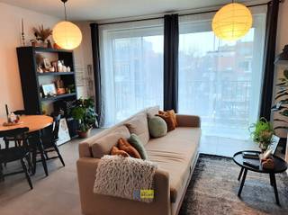 NIEUWBOUW 1 SLAAPKAMER APPARTEMENT, LEUKE LOCATIE.AUTOSTAANPLAATS MET BERGING VERPLICHT ERBIJ TE HUREN. Dit appartement van 60m² op de derde...