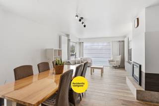 Kijkdag 13/06 van 10u-12u.<br />Deze ruime open bebouwing is ideaal gelegen in een residentiële buurt in het centrum van Eernegem en bevindt zich op een perceel van 519 m² met een zonnige tuin rondom de woning. Met een bewoonbare oppervlakte van maar liefst 213 m² biedt deze woning uitzonderlijk veel ruimte.<br />Bij het betreden van de woning komt u in een verzorgde inkomhal die toegang geeft tot de lichtrijke leefruimte met gezellige gashaard en aansluitende open bar. De volledig uitgeruste keuken met kwalitatieve toestellen sluit naadloos aan op de ruime veranda, waar u het hele jaar door kan genieten.<br />De woning beschikt over 2 slaapkamers met mogelijkheid tot een derde kamer, een ingerichte badkamer, een praktische wasplaats en een ruime garage met elektrische poort. Daarnaast is er een aparte hobby- of praktijkruimte met eigen toilet, ideaal voor zelfstandige activiteiten of als extra leefruimte.<br />Buiten geniet u van een mooi aangelegde, zuidgerichte tuin met terras, zonneluifel en meerdere tuinbergingen, perfect om in alle rust te ontspannen. De oprit met carport en laadpaal zorgt voor extra comfort.<br /><br />De vermelde prijs is een richtprijs. Elk bod, hoger of lager, wordt voorgelegd aan de eigenaar, die zich het recht voorbehoudt om dit te aanvaarden of te weigeren.<br /><br />Dankzij de 16 zonnepanelen, degelijke isolatie en een EPC-label B is deze woning bovendien energiezuinig, zonder renovatieverplichting. <br />Kortom, een instapklare en veelzijdige woning op een topligging.<br />EPC: 176 kWh/m² (Vg, Wg, Gmo, Gvkr, Gvv) Ref. OU28127