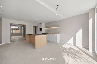 <p>In het gegeerde Heverlee namelijk in een zijstraat van de Naamsesteenweg, de Groenstraat bieden wij u deze gerenoveerde woning aan.<br />Het pand is gelegen op een perceel van 1are en telt meer dan 170m² bewoonbare oppervlakte. Het pand kan omschreven worden als lichtrijk, zeer ruim en genietende van rust in de nabijheid van belangrijke voorzieningen en invalswegen. De gelijkvloerse verdieping bestaat uit een inkomhal met apart toilet en een leefruimte. De leefruimte is onderverdeeld in een living, eetplaats en moderne open keuken met eiland. Grenzend aan deze ruimte is de tuin dewelke mooi aangelegd is. Genieten van het zonnetje zal hier niet ontbreken. De woning heeft tevens een kelder! Verdieping 1 en 2 bestaan uit 4 ruime slaapkamers waarvan 1 slaapkamer een duplex is. Bijkomend is er een badkamer met inloopdouche.<br /><br />Wenst u een bezichtiging ter plaatse? Met plezier! Contacteer onze Vastgoedmakelaar Jacky: jacky@connect-immo.be - 0495 53 46 49 of jacky@connect-immo.be<br />EPC: label B - 181 kWh/m² - 3804292</p>