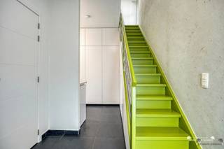 <p><span>Vous recherchez une </span><span>maison spacieuse, prête à emménager, avec des finitions haut de gamme, très lumineuse et dotée de nombreux équipements pratiques</span><span>? Alors cette magnifique maison située à Ham vaut vraiment le détour.</span></p><p><span>En entrant dans la maison, vous accédez à un </span><span>vaste hall d’entrée</span><span>, équipé de placards encastrés très pratiques. </span></p><p><span>Le </span><span>vaste espace de vie</span><span> forme, avec la salle à manger, un ensemble agréable et ouvert. Grâce à ses grandes baies vitrées </span><span>, </span><span> cette pièce bénéficie d’une </span><span>lumière naturelle abondante</span><span>, ce qui crée une ambiance chaleureuse et accueillante. </span><span>La cuisine entièrement équipée</span><span> offre tout le confort nécessaire et dispose de suffisamment d’espace de travail et de rangement. Elle donne directement sur une </span><span>buanderie</span><span> pratique </span><span>, dotée de nombreux placards encastrés. À côté se trouve un </span><span>débarras</span><span> supplémentaire </span><span>, idéal pour ranger soigneusement toutes sortes d’objets et d’articles ménagers.</span></p><p><span>Au premier étage se trouvent pas moins de </span><span>quatre chambres spacieuses</span><span>. Cet étage dispose également d’un </span><span>bureau</span><span> indépendant </span><span>, idéal pour le télétravail, les études ou comme espace de loisirs. La salle de bains communique avec un </span><span>dressing pratique</span><span>, ce qui offre un confort supplémentaire et un espace de rangement.</span></p><p><span>À l’extérieur également, cette maison a beaucoup à offrir. Elle dispose d’un </span><span>beau jardin entièrement clos</span><span>, vous permettant de profiter de la vie en plein air en toute tranquillité et intimité. Le jardin offre en outre suffisamment d’espace pour se détendre, laisser les enfants jouer ou passer des moments conviviaux en famille et entre amis.</span></p><p><span> </span></p><h3><span>Voici quelques-uns de ses atouts :</span></h3><ul><li><span>Label EPC B</span></li><li><span>Installation électrique conforme</span></li><li><span>Citerne d'eau de pluie d'une capacité de pas moins de 10 000 litres</span></li><li><span>Maison très spacieuse</span></li><li><span>4 chambres spacieuses + un espace bureau</span></li><li><span>Finitions haut de gamme</span></li><li><span>Nombreux placards intégrés</span></li><li><span>Prête à emménager et dotée d’un agencement particulièrement pratique</span></li></ul><p><span> </span></p><p><span>Une maison qui allie espace, confort et qualité de manière particulièrement agréable. </span><span>Une visite s’impose donc sans aucun doute !</span></p>
