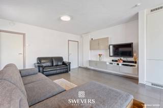 Voor meer info en foto’s, surf naar www.swevers.be – Instapklare halfopen woning op een rustige locatie in Beverlo, gelegen in een doodlopende straat vlak bij een parkje met speeltuin. Deze verzorgde gezinswoning werd gebouwd in 2015 en biedt een bewoonbare oppervlakte van 111 m². In 2025 werd bovendien een laadpaal geplaatst, wat extra comfort biedt voor wie elektrisch rijdt. Bij het binnenkomen betreedt u de inkomhal met gastentoilet. De woonkamer van 17,52 m² is aangenaam en praktisch in te richten met een zithoek. Aansluitend vindt u de ruime keuken en eethoek van 19,51 m², met voldoende plaats voor een functionele opstelling. Vanuit de keuken heeft u rechtstreeks toegang tot het terras. Verder is er een handige berging met aansluiting voor wasmachine en technische voorzieningen.<br />Op de verdieping zijn er drie slaapkamers van 13,44 m², 8,01 m² en 5,76 m², ideaal als slaapkamer, bureau of dressing. De badkamer is centraal gelegen en functioneel ingericht. Buiten geniet u van een compact en onderhoudsvriendelijk perceel van 1a 69ca met noordoostelijke oriëntatie, ideaal voor ochtend- en voormiddagzon op het terras. Extra troeven zijn de carport van 17,1 m², extra bergruimte, een tuinhuisje, rolluiken in de slaapkamers, vliegenramen en een beveiligde deur. Winkels, scholen, openbaar vervoer en ontspanning bevinden zich in de nabije omgeving, met een vlotte verbinding naar de snelweg. Voor meer informatie, bel 011 255 155. Bron bewoonbare oppervlakte: EPC – verslag.