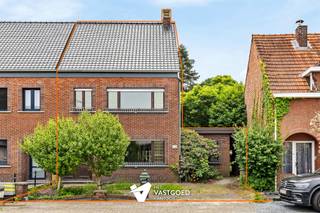 <p><span>Zeer ruime, deels gerenoveerde woning met ruime, zuidgerichte tuin</span></p><p><span> </span></p><p><span>Belangrijkste troeven:</span></p><p><span>- Zeer ruime woning van 237m2</span></p><p><span>- 5 slaapkamers + extra ruimte voor bvb hobby-, burearuimte...</span></p><p><span>- Praktische indeling met zeer mooie leefruimte en keuken</span></p><p><span>- Reeds vernieuwd: dak, ramen, verwarming, elektriciteit,...</span></p><p><span>- Mooi, zuidgericht perceel van 925m2</span></p><p><span> </span></p><p><span>Bekijk zeker ook de 3D virtuele rondleiding en de grondplannen met de afmetingen. Zo krijgt u van thuis uit al een perfect beeld van wat deze woning te bieden heeft!</span></p><p><span>Wenst u meer info of een vrijblijvende bezichtiging, contacteer dan ons kantoor op het nummer 014 39 99 99 en wij helpen u graag verder.</span></p>