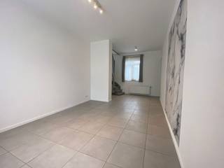 <p>immo DAVID stelt voor: charmante, gerenoveerde en instapklare gesloten bebouwing.</p>
<p>Via de inkomhal betreedt u de lichtrijke living van 24 m², die aansluit op de volledig geïnstalleerde keuken. Aansluitend bevinden zich een apart toilet en de badkamer. Vanuit de keuken heeft u rechtstreeks toegang tot de zuidwestgerichte tuin/terras. Achteraan de tuin bevindt zich een ruime technische ruimte, die tevens uitstekend dienst kan doen als praktische bergruimte. Op de eerste verdieping bevindt zich via de overloop, die ingericht kan worden als bureel, een eerste slaapkamer van 14 m². De bijzonder ruime slaapkamer van maar liefst 25 m² bevindt zich op de tweede verdieping en biedt tal van mogelijkheden. De ligging is een absolute troef. De woning bevindt zich op slechts 1 km van de autosnelweg, 100 m van het openbaar vervoer, 500 m van winkels en 800 m van de dichtstbijzijnde school. Daarnaast bevindt de woning zich gunstig tussen het centrum van Zellik en de grens met Sint-Agatha-Berchem. Het UZ Brussel ligt op 2,5 km, de fietssnelweg op 900 m en het groene Laarbeekbos op 1,5 km.</p>
<p>Er is een mogelijkheid tot huren van een staanplaats voor €100 extra per maand.</p>
<p>Maak vandaag nog uw afspraak en wie weet wordt u wel de nieuwe huurder!</p>