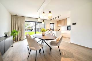<p><strong>Maria Lauwershof - Wielsbeke </strong><br /><br />Deze kwalitatieve energiezuinige nieuwbouwwoningen zijn topgelegen, op wandelafstand van de Leie, en nabij scholen, winkels, en openbaar vervoer. Voorzien van een leuk speelplein, voldoende parking, en er is de mogelijkheid te kopen aan 6% BTW. <br /><br />INDELING: inkom en traphal, apart toilet, gezellige lichtrijke leefruimte met open geïnstalleerde keuken met extra ontbijthoek/eilandgedeelte, handige berging/wasplaats. Op het 1ste verdiep bevinden zich de overloop, moderne badkamer (ligbad, douche en dubbele lavabo), en 2 slaapkamers. Op het 2de verdiep bevindt zich de masterbedroom. <br />Leuke tuintjes met terras, en carport met extra tuinberging. <br /><br />TROEVEN: deels opgeleverd dus instapklaar, regenwaterput, warmtepompen, conforme elektriciteit.</p>