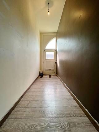 Deze rijwoning is gelegen op wandelafstand van de grote markt en omvat een gelijkvloerse verdieping met inkom, leefruimte met eet- en...