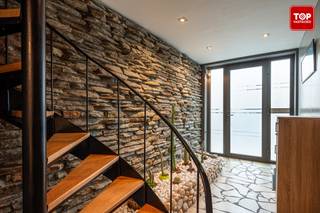 <p>Deze mooie charmante woning is gelegen op 10 minuten fietsen van het historisch centrum van Gent.<br /><br />Met de wagen is er een zeer goede verbinding met de R4 en de stadsring.<br />Aangezien zowel winkels, scholen en de wekelijkse zondagsmarkt op wandelafstand bereikbaar zijn is het voor deze locatie absoluut niet noodzakelijk om in het bezit te zijn van een wagen.<br />Het openbaar vervoer zorgt voor een ideale verbinding naar zowel het centrum Gent als het station Gent St- Pieters en Gent Dampoort.<br /><br />We komen binnen in de ruime inkomhal waar we toegang krijgen tot de garage en de tuin. De tuin is ideaal om in de zomer lekker lang te genieten samen met het gezin. Een extra troef buiten is het mooie en grote tuinhuis. <br />Ook de eerste slaapkamer en de eerste badkamer met bad bevinden zich op het gelijkvloers. <br /><br />De eerste verdieping werd recent volledig gerenoveerd. We krijgen toegang tot de zeer gezellige leefruimte met keuken. Ook de 2 andere slaapkamers bevinden zich op de eerste verdieping. De extra badkamer met douche maakt de woning compleet. <br /><br />De woning is steeds goed onderhouden en is ideaal voor wie graag in de rand van Gent wil wonen. <br />De praktische indeling en de aangename tuin biedt dit huis alles om er een echte thuis van te maken.<br /><br />Beschikbaar vanaf 1/09/2026</p>
<p>Contacteer Top Vastgoed voor een bezoek op het nummer 0475 700 700!</p>