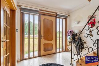 Ruime gezinswoning met 4 slaapkamers en een inpandige garage, gelegen op een hoekperceel van 18a60ca dat langs twee zijden toegankelijk is, nl. via de Sparrenweg en de Hooiman. De woning is gelegen in een rustige en groene locatie, met uitgestrekte natuur- en wandelgebieden in de nabije omgeving. Het centrum van Tessenderlo en de E313 op zin bereikbaar op ong. 10 min. De ideale locatie voor wie comfortabel wil wonen met een perfecte combinatie van rust, natuur en een vlotte bereikbaarheid. <br /><br />Ruime parkeergelegenheid aan de woning. Bewoonbare oppervlakte: ong. 206 m² (cfr. EPC-attest d.d. 02/06/2022). EPC Label F - Renovatieverplichting. De woning is momenteel verhuurd.<br /><br />INDELING: <br />GELIJKVLOERSE VERDIEPING: Ruime inkomhal dewelke toegang verleent tot de lichtrijke leefruimte, Geïnstalleerde keuken met toegang tot het terras; Berging met aansluiting wasmachine;<br />1°VERDIEPING: Nachthal; 4 slaapkamers; Badkamer met ligbad, wastafel.<br />TUIN: Terras en omheinde tuin. Inpandige garage.<br /><br />Dubbele beglazing; houten profielen. <br />CV op mazout. <br /><br />Voor meer info of bezichtiging: contacteer Dario op 0472/09.27.56 of 011/22.19.17 of kijk op www.limburgsvastgoed.be
