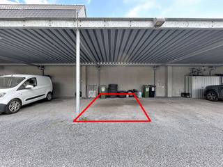 <p><span>Overdekte autostaanplaats in centrum Ieper.</span></p>