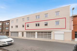 <p>Te koop: modern gesloten appartement in het centrum van Strombeek-Bever, op korte afstand van scholen, park en openbaar vervoer.</p><p> </p><p>Dit nieuwbouwappartement (bouwjaar 2025) combineert hedendaags wooncomfort met een gunstige ligging nabij invalswegen en alle voorzieningen. Het energiezuinige EPC-label A zorgt voor lage energiekosten, terwijl het terras een aangename buitenruimte biedt. De residentiële omgeving garandeert rust, met toch alle faciliteiten op wandelafstand.</p><p> </p><p><strong>Belangrijkste ruimtes:</strong></p><p>• Woonkamer met veel lichtinval en directe toegang tot het terras</p><p>• Eetkamer in open verbinding met de keuken</p><p>• Keuken met moderne afwerkingsmogelijkheden</p><p>• 3 slaapkamers</p><p>• Badkamer</p><p>• Berging voor extra opslag</p><p>• Apart toilet</p><p> </p><p><strong>Troeven:</strong></p><p>• Energiezuinig wonen (EPC-label A)</p><p>• Aangenaam Terras voor optimale zon</p><p>• Centrale ligging nabij park, scholen en openbaar vervoer</p><p>Neem vandaag nog contact op met je ERA-makelaar voor een bezoek.</p>