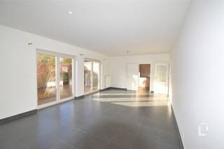 Ruim, recent gelijkvloers appartement in centrum Sint-Denijs-Westerm Het appartement is gelegen in het dorp van Sint-Denijs-Westrem, dichtbij alle...