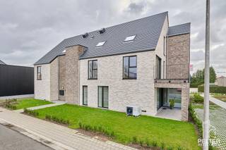<p><span>Met trots stellen wij u het nieuwbouwproject </span><strong><span>“De Lepelaar”</span></strong><span> voor, gelegen op een gunstige locatie aan het Boseind in Neerpelt.</span></p>
<p><span>Deze stijlvolle residentie bevindt zich op de hoek van de Lepelstraat en het Boseind en omvat </span><strong><span>12 ruime appartementen</span></strong><span>, verdeeld over twee gebouwen. Daarnaast beschikt het project over 18 ondergrondse autostaanplaatsen en 13 privatieve kelders.</span></p>
<p><span>Dankzij de centrale ligging geniet u van een uitstekende bereikbaarheid en bevinden tal van voorzieningen zich op wandelafstand. Zo liggen diverse handelszaken, waaronder een bakker, slager, krantenwinkel, apotheek, drankenhandel en supermarkt, vlakbij. Ook scholen, een bushalte en het treinstation zijn vlot bereikbaar.</span></p>
<h3><span>Appartement B1-1.3 – Lepelstraat 4 bus 4</span></h3>
<p><span>Dit </span><strong><span>ruime duplexappartement</span></strong><span> bevindt zich op de eerste en tweede verdieping van de residentie en biedt een aangename combinatie van ruimte, comfort en functionaliteit.</span></p>
<p><span>Het appartement beschikt over </span><strong><span>3 volwaardige slaapkamers</span></strong><span> en een uitzonderlijk ruim terras van maar liefst </span><strong><span>34,51 m²</span></strong><span>, waar u in alle rust kunt genieten van het buitenleven.</span></p>
<p><strong><span>Indeling eerste verdieping:</span></strong></p>
<p><span>Via de inkomhal bereikt u het afzonderlijke gastentoilet en de lichtrijke leefruimte met open keuken. De praktische berging zorgt voor extra opbergruimte.</span></p>
<p><strong><span>Indeling tweede verdieping:</span></strong></p>
<p><span>De overloop biedt toegang tot drie ruime slaapkamers, een badkamer en een apart toilet.</span></p>
<p>Adres: Lepelstraat 4 bus 4, 3910 Pelt<br /><br />Prijs:<br />Grondprijs: € 65.000 + 12 % registratierechten<br />Constructie: € 264.042,67 excl. BTW<br />Totaal: € 329.042,67 excl. BTW en registratierechten.</p>
<p>Registratierechten op de grond: € 7.800,00<br />BTW op constructie: € 55.448,96<br />Totale kost excl. berging en ondergrondse parking:<br />€ 392.291,63<br />Kosten berging en ondergrondse parking: € 28.770,00<br />Totale kost incl. berging en ondergrondse parking, excl. notariskosten en excl. aansluiting nutsvoorzieningen:<br />€ 421.061,63<br /><br />EPB: In aanvraag<br />Verwarming: warmtepomp<br />3 individuele zonnepanelen<br /><br />Bij interesse mag u contact opnemen via: <br />info@peltermakelaardij.be of 011 93 60 60</p>
