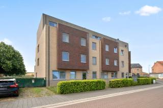 Op de derde verdieping van een verzorgd appartementsgebouw bevindt zich dit charmante en instapklare éénslaapkamerappartement. Gelegen nabij het centrum van Tienen en nabij de op- en afrit van E40.<br />Het appartement is bereikbaar met de lift en omvat een inkomhal, apart toilet, badkamer, comfortabele slaapkamer, lichtrijke leefruimte, ingerichte keuken, praktische berging en een aangenaam terras waar u heerlijk kunt ontspannen. Een fiets kan u stallen in de gemeenschappelijke fietsenstalling in het gebouw.<br />Verder beschikt het appartement over PVC-ramen met dubbele beglazing en centrale verwarming op aardgas, wat bijdraagt aan het wooncomfort.<br />Een ondergrondse autostaanplaats kan optioneel worden aangekocht aan € 25.000.<br />Op zoek naar een ideale starterswoning of een interessante investering?<br />