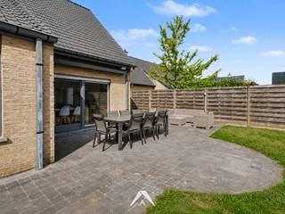 <p>In een rustige woonwijk in Wevelgem staat deze halfopen woning klaar voor nieuwe bewoners. Keuken, vloeren en badkamer werden al vernieuwd, zodat u hier meteen uw intrek kunt nemen zonder eerst te moeten verbouwen.</p>
<p>Via de inkomhal met apart toilet komt u in de lichtrijke leefruimte met gashaard, die vloeiend overloopt in de eetkamer en de volledig geïnstalleerde keuken met verhoogde werkbladen. Door de grote raampartijen heeft u vanuit de leefruimte een mooi zicht op de tuin, en de doorlopende keramische parketvloer geeft het geheel een verzorgde uitstraling. De garage werd slim benut: een deel is ingericht als bureau, ideaal voor wie thuis werkt, en een ander deel als praktische wasplaats/berging.</p>
<p>Op de verdieping bieden drie ruime slaapkamers en een volledig vernieuwde badkamer comfort voor het hele gezin, terwijl de afgewerkte bergzolder zorgt voor opbergruimte die u in veel woningen mist.</p>
<p>Buiten geniet u van een aangelegde tuin met terras en een volwaardig gemetst bijgebouw, dat zich leent als berging, werkplaats of hobbyruimte. Ook voor de voortuin is het voorbereidende werk al gedaan: er is een omgevingsvergunning voor een nieuwe oprit in waterdoorlatende klinkers en een bijkomend terras aan de voorgevel.</p>
<p>Met zonnepanelen, een recente gasketel, een regenwaterput van 5.000 liter en EPC-label B blijven de energiekosten bovendien onder controle.</p>
<p>Troeven op een rij:<br />✅ Halfopen woning met oprit, garage en gemetst bijgebouw<br />✅ Vernieuwde keuken, gelijkvloerse vloeren en badkamer<br />✅ Drie ruime slaapkamers en afgewerkte bergzolder<br />✅ Vergunning voor heraanleg voortuin: nieuwe oprit en terras<br />✅ Zonnepanelen, recente gasketel en regenwaterput<br />✅ EPC-label B (183 kWh/m²/jaar)</p>
<p>Instapklaar wonen in een rustige buurt: kom gerust kijken en maak een afspraak voor een bezoek!<br /><br /></p>