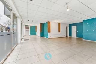 Dit gebouw bevindt zich in pal in het centrum van Sleidinge, een landelijke en groene deelgemeente van Evergem.Door zijn centrale ligging is het heel...