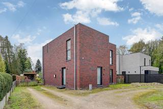 Ben je op zoek naar een recent gebouwd huis?<br />Dan is deze open bebouwing met een E-peil van 17 vast iets voor u.<br />Op het gelijkvloers is er een mooie inkomhal, een leefruimte met open, volledig ingerichte keuken en een handige wasplaats/berging met ingemaakte kasten.<br />Boven zijn er drie slaapkamers, een prachtige badkamer met bad en douche en een apart toilet.<br />Het huis is gelegen op een volledig omheind perceel van juist geen 6 are en is voorzien van een tuinhuisje met overdekt terras.<br />Extra troeven: ventilatie type D, EPC klasse A, zonnepanelen, zonnewering aan de ramen in de achtergevel, airco's.<br /><br />Heb je interesse en wil je het huis eens graag bezichtigen? Bel dan gerust op het nummer 0491 15 30 43 of mail naar hallo@nielsvastgoed.be Ik help u graag verder.