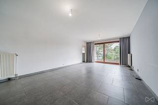Info : bruxelles.ouest@weinvest.be of 02 315 77 22 | Mooi appartement met 2 slaapkamers, terras, kelder en twee parkeerplaatsen (beide voor 30.000€)<br /><br />Dit aangename appartement met 2 slaapkamers, gelegen op de 1ste verdieping van een goed onderhouden gebouw, biedt een comfortabele en praktische woonomgeving, vlakbij alle voorzieningen.<br /><br />Het appartement bestaat uit een inkomhal met veiligheidsdeur en videofoon, een lichtrijke leefruimte met toegang tot het terras en een volledig uitgeruste keuken met bergruimte.<br /><br />De nachthal geeft toegang tot twee slaapkamers, beide voorzien van parketvloer, evenals een badkamer uitgerust met een bad, dubbele wastafel, toilet en aansluiting voor een wasmachine. Een afzonderlijke douchekamer vervolledigt het slaapgedeelte.<br /><br />Het appartement vereist geen grote werken en biedt een ideale basis voor een onmiddellijke ingebruikname, met eventueel een opfrissing van de schilderwerken naar eigen smaak.<br /><br />Tot de vele troeven behoren : EPC > C, een individuele Viessmann-gasketel die ongeveer 3 jaar geleden werd geïnstalleerd, houten ramen met dubbele beglazing die in 2025 werden behandeld, een glasvezelaansluiting en parketvloeren in beide slaapkamers. Een privatieve kelder, een fietsenberging en een vuilnislokaal vervolledigen het geheel.<br /><br />Er zijn twee overdekte parkeerplaatsen beschikbaar aan 15.000€ per plaats, hetzij 30.000€ voor beide, bovenop de prijs van het appartement en VERPLICHT aan te kopen.<br /><br />Het gebouw geniet van een bijzonder gunstige ligging, vlakbij winkels, openbaar vervoer (tram, bus en metro), het station, belangrijke verbindingswegen en scholen.<br /><br />Een functioneel en goed onderhouden appartement met een uitstekend EPC > C, ideaal zowel voor eigen bewoning als voor een investering.<br /><br />Zeker te ontdekken !<br /><br />EPC > C – CO₂: 22 kg/(m².jaar) – 111 kWhEP/(m².jaar) - Ontdek al onze exclusieve panden op onze website: WWW.WEINVEST.BE