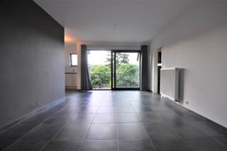 OPGELET: om dit pand te huren of bezichtigen vragen wij steeds eerst een virtueel bezoek te brengen aan het pand. Ga hiervoor naar www.rosseel.be en vul de referentie XH075 in in het veld ‘zoek’ bovenaan rechts. Kies dan ‘360°’. De website helpt je nu verder voor de volgende stappen.<br /><br />Appartement op de 1ste verdieping met lift (61 m²) bestaande uit hal, living, toilet, ingerichte open keuken met toestellen (frigo, diepvries, oven), 1 slaapkamer, badkamer met ligbad, terras en een gemeenschappelijke tuin. Verder is er ook nog een overdekte fietsenstalling aanwezig alsook een autostaanplaats. <br /><br />18 maanden contract. Bovenop de huur komt maandelijks € 50 provisie voor de algemene kosten. Uitstekende mobiscore van 8,8/10. Het appartement is vanaf 01/07/2026 beschikbaar.