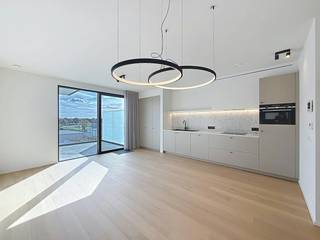 Bent u op zoek naar een nieuwbouw appartement met 1 slaapkamer en mooi terras te huur in Waregem? Dan is deze topper zeker iets voor u! Het beschikt over een oppervlakte van 69m² en een terras van 14m².<br /><br />INDELING<br /><br />- inkomhal<br />- lichtrijke leefruimte<br />- open keuken voorzien van alle toestellen<br />- ruim terras<br />- praktische berging naast de keuken<br />- badkamer voorzien van inloopdouche, lavabo en handdoekenverwarming<br />- slaapkamer 1<br />- gastentoilet<br /><br />ALGEMEEN<br /><br />- garagebox verplicht bij te huren: €75 per maand<br />- energiezuinig met een E-peil van E8<br />- BEN-woning<br />- enorm praktisch appartement met veel bergruimte<br />- leuke tuin<br />- veel lichtinval<br />- gordijnen en lichtarmaturen voorzien en volledig geschilderd<br />- nieuwbouw<br /><br />De snelste manier om een bezoek te brengen aan deze woning? Vraag je bezoek aan via de rode knop op onze website (www.dewaele.com) en je wordt gecontacteerd door onze verhuurexpert Jolien. Telefonisch kunnen er geen afspraken gemaakt worden. Bij andere vragen kun je ons telefonisch contacteren via 056 605 605.