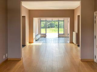 <p>Deze architecturale parel heeft royale leefruimtes en verschillende gebruiksmogelijkheden. Dankzij de indeling is het pand ideaal voor wonen/werken, kinderopvang of co-housing. Bovendien geniet de woning van een zéér goede bereikbaarheid en visibiliteit.</p>
<p><strong>GELIJKVLOERS<br /></strong><strong>Inkomhal 13m²</strong> op platines met gastentoilet en handenwasser. Aansluitend bevindt zich de ruime <strong>woonkamer van 125m²</strong> op parket en blauwe steen.<br />In de riante leefruimte zijn er schachten voorzien voor de aansluiting van een keuken.</p>
<p><strong>1STE VERDIEPING<br /></strong><strong>Overloop 15m²</strong> op parket met nachttoilet en linnenkast. Verder zijn er ruime 3 slaapkamers met hoge plafonds: <strong>1ste slaapkamer 19m²</strong>, <strong>2de slaapkamer 17m²</strong> en <strong>3de slaapkamer 17m²</strong>, allen op parket.</p>
<p><strong>2DE VERDIEPING<br /></strong><strong>Leefruimte/slaapkamer</strong> <strong>30m² </strong>met <strong>mezzanine van</strong> <strong>15m²</strong>.<br /><strong>Keuken 18m²</strong> voorzien van een vaatwasser, spoelbak en keramische kookplaat. <strong>Badkamer 10m²</strong> met douche, enkele lavabo, spiegelkasten en toilet.<br />De bovenste verdieping kan dienstdoen voor inwonend personeel, co-housing of een home office.</p>
<p><strong>KELDER<br /></strong><strong>Kelder met kruipruimte 30m².</strong></p>
<p><strong>BIJZONDERHEDEN<br /></strong>CV op aardgas “Atag”, thermostatische kranen, dubbele beglazing en houten schrijnwerk.</p>
<p><strong>POSITIEVE PUNTEN<br /></strong>Hoge plafonds<br />Royale ruimtes<br />Co-housing mogelijk<br />Ideaal wonen/werken<br />Ideaal voor kinderopvang<br />Zeer goede bereikbaarheid & visibiliteit<br />Eigendom met enorm veel mogelijkheden</p>