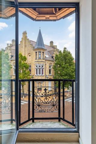 Prachtig duplex appartement gelegen in het centrum van Nieuwpoort-stad. Dit appartement heeft een bewoonbaar oppervlak van ruim 133 vierkante meter, en kent 2 zonneterrassen waar het heerlijk vertoeven is. <br /><br />De indeling van het appartement gaat als volgt: <br />inkomhal met apart toilet, en toegang tot badkamer 1 met inloopdouche en lavabo. Naast badkamer 1 vinden we ook de uiterst ruimte slaapkamer van bijna 18 vierkante meter terug, met plaats voor dressing. De centrale hall geeft vervolgens toegang tot de leefruimte met zithoek en eetplaats, beiden aan de grote raampartijen die toegang geven tot de 2 terrassen. In deze doorzon-leefplaats vinden we ook de volledig ingerichte keuken terug. <br />Om de hoek vinden we de stijlvolle trap naar de duplex-verdieping waar we de tweede slaapkamer met bureauhoek terugvinden (ruim 28 vierkante meter) en een tweede badcel (7,52 vierkante meter). <br /><br />De lift in de residentie komt uit op de tweede verdieping, die enkel plaats biedt aan deze penthouse. <br /><br />Extra troeven: <br />- geen syndicuskosten <br />- volledig geschilderd en voorzien van verlichtingsarmaturen <br />- prachtige keuken <br />- open haard voor extra charme en gezelligheid <br />- prachtige afwerking met onder meer parketvloeren & natuursteen <br />- gemeenschappelijke fietsenberging<br /><br />Voor meer informatie of een bezoek ter plaatse, contacteer Margaux via mail naar info@immomargaux.be of telefonisch op 0479 61 53 82<br /><br />Geniet van het verlaagd BTW-tarief en bespaar zo 15% op jouw aankoop. Vragen over deze voorwaarden? Wij helpen jou heel graag verder!
