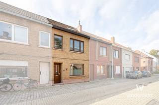 Centraal wonen, met alle voorzieningen binnen handbereik én een heerlijke tuin om tot rust te komen? Dan is deze woning in de Crevestraat 22 te Moerbeke zeker het ontdekken waard!Deze verzorgde gesloten bebouwing bevindt zich in een rustige, vernieuwde straat in het centrum van Moerbeke. Dankzij de uitstekende ligging bevinden zowel basisschool De Palster als supermarkt Carrefour zich in dezelfde straat. Ook tal van andere voorzieningen liggen op wandelafstand. Ideaal voor wie graag alles dichtbij heeft!De woning beschikt over een bewoonbare oppervlakte van circa 140 m² en is gelegen op een perceel van 300 m².Bij het binnenkomen verwelkomt de inkomhal je in de woning. Van hieruit bereik je de gezellige leefruimte met aansluitende eetplaats, waar voldoende ruimte is om samen te genieten. Verder vind je de ingerichte keuken, met rechtstreekse toegang tot de buitenruimte en een badkamer met inloopdouche. Vanuit de eetplaats is bovendien de kelder bereikbaar, ideaal als extra bergruimte.Op de eerste verdieping bevinden zich twee slaapkamers, waarvan één met een aansluitende dressing. Via de vaste trap bereik je de tweede verdieping, waar zich een ruime derde slaapkamer bevindt. Deze ruimte leent zich eveneens uitstekend als hobbyruimte of thuiskantoor.Ook buiten heeft deze woning heel wat te bieden! Het gezellige terras sluit aan op een aangename, diepe tuin waar je in alle rust kan genieten van het buitenleven. Dankzij de onderhoudsvriendelijke inrichting blijft er vooral tijd over om te ontspannen. Achteraan bevindt zich bovendien een praktisch tuinhuis dat extra opbergruimte biedt.Ook op energetisch vlak heeft deze woning een mooie troef: EPC C met een score van 217 kWh/m²/jaar.Heeft u interesse in deze gezellige woning met tuin in hartje Moerbeke contacteer mij op:schrijf je in voor de bezoekdag op 31 Oktober via onze websitealexander@woonvast.be / +32 493 72 43 26www.woonvast.be