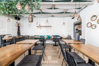 Interesse? Meer informatie op www.SWEVERS.be. - Dit handelspand is uitstekend gelegen in het hart van Hasselt Centrum, in een rustige en gezellige verkeersvrije straat tegenover de iconische Paterkeskerk. Het pand bevindt zich in volledig vergunde toestand en is voorzien van gerenoveerde ramen en deuren, wat zorgt voor een verzorgde en duurzame uitstraling. Bovendien beschikt het over een ruime kelder met koele eigenschappen, ideaal als stockage- of voorraadruimte, wat een grote troef is voor bijvoorbeeld horeca-activiteiten of detailhandel. Dankzij de strategische ligging geniet het handelspand van een sterke zichtbaarheid en een vlotte bereikbaarheid voor klanten en leveranciers.<br /><br />Sinds 2006 is het pand onafgebroken verhuurd aan dezelfde horeca-uitbater die er een gekend restaurant uitbaat in de binnenstad, wat getuigt van een stabiele en betrouwbare huurrelatie. In 2024 werd het huurcontract vernieuwd voor een periode van 9 jaar, wat zekerheid biedt voor de lange termijn. De handelsopbrengst bedraagt € 1.700 per maand, wat dit pand tot een bijzonder interessante opbrengsteigendom maakt voor investeerders die op zoek zijn naar een solide en voorspelbaar rendement. Het geheel biedt een zorgeloze investering op een AAA-locatie met bewezen commerciële waarde.<br /><br />Plan snel een bezichtiging en laat je betoveren door de unieke sfeer van dit pand! Wij helpen je maar al te graag verder tijdens een persoonlijke rondleiding. tel. 011 255 155. Bron bewoonbare oppervlakte: EPC – verslag.