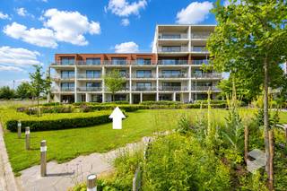 Mooi ruim appartement (2014) met tuin, ruim terras en 2 slaapkamers<br />Dit recente appartement is uiterst goed gelegen, op wandelafstand van winkels, openbaar vervoer en sportfaciliteiten.<br />Het appartement bevindt zich op het gelijkvloers en beschikt over een ruime privatieve achtertuin en vooraan een zonnig terras.<br />De indeling is als volgt: inkomhal met vestiaire, lichtrijke leefruimte met een volledig uitgeruste open keuken en een stijlvol granieten kookeiland. Aansluitend is er een praktische berging.<br />Verder zijn er 2 slaapkamers, beide met rechtstreekse toegang tot de tuin. De badkamer is uitgerust met een toilet, inloopdouche en een lavabomeubel.<br /><br />Extra:<br />- Autostaanplaats niet incl. <br /><br />RICHTPRIJS 339.000 EUR - Ieder bod wordt voorgelegd aan de eigenaars, die al dan niet kunnen ingaan op dit aanbod.<br /><br />Contacteer PERSPECTIEF VASTGOED – 7 op 7 bereikbaar – voor meer informatie of een bezoek.<br />Bel 050/550.750 of mail naar info@perspectiefvastgoed.b