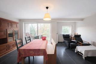 Op een steenworp van het gezellige dorpsplein van Moerbeke bevindt zich dit instapklare appartement met één slaapkamer, ideaal voor wie comfortabel...