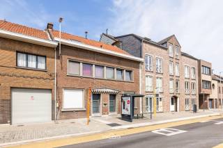 Op zoek naar een woning waar u vandaag nog de sleutel van kunt draaien? Deze instapklare woning, gelegen in het centrum van Temse, combineert de charme van een centrale ligging met het comfort van hedendaags wonen.<br /><br />Zodra u binnenstapt, valt de ruime, open leefruimte op — een warme en lichtrijke plek die uitnodigt tot samenzijn, koken en ontspannen. <br />De keuken, doordacht ingericht en overgoten met natuurlijk licht, vormt het kloppend hart van de woning en biedt alle comfort voor de fijnproever onder ons.<br /><br />Aan de keuken is een berging en via deze keuken wandelt u zo naar buiten, op het grote terras — de ideale plek voor een ontspannen ontbijt in de ochtendzon of een gezellige avond met vrienden.<br /><br />Op de bovenverdieping bevinden zich drie slaapkamers en de badkamer.<br /><br />Dankzij de centrale ligging in Temse heeft u alle winkels, scholen en openbaar vervoer op wandelafstand, terwijl u thuis geniet van rust en ruimte.<br /><br />Kortom: instapklaar, lichtrijk en centraal gelegen — deze woning wacht enkel nog op zijn nieuwe eigenaar.