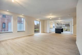 Deze moderne nieuwbouwwoning combineert comfort, energiezuinigheid en eigentijdse stijl in één compleet afgewerkt geheel. Bij binnenkomst vanuit...