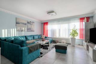 <p><span>Op zoek naar een modern en gezellig appartement op een rustige, maar vlot bereikbare locatie? Dan is dit pareltje in Deurne-Zuid precies wat je zoekt! Gelegen op de tweede verdieping van een klein gebouw, werd dit appartement volledig gerenoveerd en afgewerkt met een hedendaagse, stijlvolle uitstraling.</span></p><p><span> </span></p><p><span>Wat mag je verwachten?</span></p><p><span>Een ruime inkomhall met praktische ingemaakte kast</span></p><p><span>Een lichtrijke living dankzij de grote raampartijen</span></p><p><span>Een aparte, volledig ingebouwde keuken met alle toestellen om naar hartenlust te koken en veel opbergruimte (nieuw van 2020)</span></p><p><span>Twee comfortabele slaapkamers, waarvan één met rechtstreekse toegang tot het terras achteraan</span></p><p><span>Een volledig vernieuwde badkamer met douche, lavabo en toilet</span></p><p><span>Extra troef: bij het appartement hoort de helft van de garage onder de vorm van een staanplaats </span></p><p><span> </span></p><p><span>Bijzonderheden</span><span>:</span></p><p><span>EPC Energielabel C - 230 kwh/(m² jaar)</span></p><p><span>De elektriciteit is conform</span></p><p><span>CV is individueel op gas met nieuwe ketel van 2020</span></p><p><span>Vaste kosten:  140/jaar (inbegrepen: minuterie gang, water)</span></p><p><span>P-score: A</span></p><p><span>G-score: A</span></p>