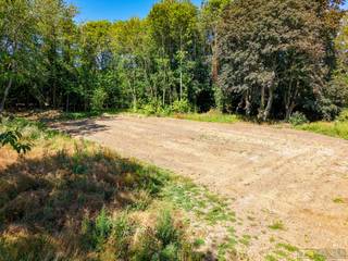 <strong>PRACHTIGE PROJECTGROND (5.792M²)</strong> voor <strong>VILLABOUW</strong> op een uitzonderlijke ligging aan de <strong>KATTEBERG</strong> in Oudenaarde, waar u kan genieten van een <strong>PRACHTIG UITZICHT</strong>. Dit ruime perceel bevindt zich <strong>VOLLEDIG IN HET GROEN</strong> en biedt een unieke kans voor wie op zoek is naar een <strong>EXCLUSIEVE LOCATIE</strong> om zijn <strong>PROJECT</strong> te realiseren. Reeds plan opgemaakt voor potentieel <strong>2 LOTEN VOOR VILLABOUW</strong>, werd reeds afgetoetst met <strong>STAD OUDENAARDE</strong>, maar werd nog niet ingediend. De <strong>LANDELIJKE OMGEVING</strong> garandeert een aangename woonkwaliteit met <strong>MAXIMALE PRIVACY</strong>, terwijl het <strong>BRUISENDE CENTRUM VAN OUDENAARDE</strong>, winkels, scholen, openbaar vervoer en <strong>BELANGRIJKE INVALSWEGEN</strong> zich op korte afstand bevinden.<br /><br /><strong>Adres:</strong> Natendries 1A, 9700 Oudenaarde<br /><br />Geen bouwverplichting; P-score: D, G-score: A; Bestuursmaatregelen in maatregelenregister: neen; Vrij bij akte.