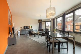 <p><span>Appartement met 2 slaapkamers en garage gelegen in het centrum van Sint-Gillis-Waas (88m²)</span></p><p><span> </span></p><p><span>Dit betreft een uitstekend gelegen appartement in het hartje van Sint-Gillis-Waas, voorzien van een ruime lichtrijke leefruimte, een garage en lift. </span></p><p><span>Het appartement is gelegen op de 2e verdieping van een aantrekkelijke residentie, het appartement is licht op te frissen doch technisch in orde en mits kleine aanpassingen opnieuw volledig instapklaar. </span></p><p><span>De lichtrijke leefruimte met panoramisch uitzicht over de dorpskern en de centrale ligging op wandelafstand van alle faciliteiten zijn slechts enkele van de troeven die dit appartement te bieden heeft.</span></p><p><span> </span></p><p><span>INDELING </span></p><p><span>Riante inkomhal met gastentoilet. </span></p><p><span>Ruime leefruimte met veel lichtinval, panoramisch zicht over de dorpskern.</span></p><p><span>Zonnig terrasje aan de woonkamer.</span></p><p><span>Open keuken.</span></p><p><span>1e slaapkamer met aansluitend het 2e, inpandige terras.</span></p><p><span>Badkamer met douche en lavabomeubel.</span></p><p><span>2e slaapkamer.</span></p><p><span>Berging.</span></p><p><span> </span></p><p><span>EXTRA</span></p><p><span>Bouwjaar 2008.</span></p><p><span>Aantrekkelijke residentie.</span></p><p><span>Lift aanwezig in het gebouw.</span></p><p><span>Garage aan het parkeercomplex.</span></p><p><span>Appartement technisch volledig in orde, afwerking op te frissen. </span></p><p><span>Lichte woonruimten en dynamisch vloerplan zijn een grote troef. </span></p><p><span>CV op aardgas. </span></p><p><span>Zeer centrale ligging pal in de dorpskern.</span></p><p><span>Op wandelafstand van alle lokale faciliteiten. </span></p><p><span> </span></p><p><span>EPC label B - 106 kWh/m²</span></p><p><span>Wg - Vg - Gvv - Gvkr - Gmo</span></p><p><span> </span></p>