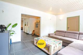 KIJKDAG ZATERDAG 06/06 VAN 14U TOT 16U! (graag vooraf inschrijven).<br />Charmante en verrassend ruime rijwoning op een perceel van 395 m² met tuin, energiezuinige voorzieningen en tal van mogelijkheden te centrum Poperinge. Via de inkomhal met aparte vestiaireruimte bereikt u de gezellige leefruimte met houtkachel. Aansluitend bevindt zich de lichtrijke eetplaats en een ruime keuken voorzien van alle nodige comfort. Verder omvat het gelijkvloers een praktische wasruimte, een verzorgde badkamer met inloopdouche, dubbel lavabomeubel en tweede toilet, evenals een ruime dressing met trap naar de verdieping. Boven bevinden zich drie slaapkamers, een nachthal met bureauhoek en extra comfort dankzij rolluiken, airco en verduisterende veluxramen. Buiten geniet u van een aangename tuin met terras. Dankzij de toegang langs de zijkant is de tuin bijzonder praktisch bereikbaar. Achteraan het perceel bestaat bovendien de mogelijkheid tot het bouwen van een garage (voorbehoud goedkeuring bevoegde diensten). Extra troeven:18 zonnepanelen met thuisbatterij aanwezig.<br />Een ideale gezinswoning voor wie ruimte, charme en energiezuinig wonen wil combineren op een rustige locatie vlakbij het centrum van Poperinge<br /><br />De vermelde prijs is een richtprijs; elk bod wordt voorgelegd aan de eigenaar, die het recht heeft dit te aanvaarden of te weigeren.<br /><br />Neem voorsprong met een vrijblijvende schatting via:<br />www.residentievastgoed.be/gratisonlineschatten