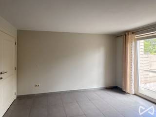 <p><span>Dit aangename gelijkvloersappartement is gelegen in het centrum van Zwalm, in een kleinschalige residentie bestaande uit slechts twee entiteiten. Dankzij de centrale ligging bevinden winkels, dagelijkse voorzieningen en openbaar vervoer zich op korte afstand. Bovendien geniet de woning van een vlotte verbinding richting onder meer Zottegem, Oudenaarde en Gent.</span></p>
<p><span>Het appartement omvat een </span><strong><span>gezellige woonkamer</span></strong><span>, een </span><strong><span>afzonderlijke keuken</span></strong><span>, een </span><strong><span>badkamer</span></strong><span> en </span><strong><span>twee slaapkamers</span></strong><span>. De gelijkvloerse ligging zorgt voor een bijzonder praktische toegankelijkheid en maakt het appartement geschikt voor zowel starters, een klein gezin als investeerders.</span></p>
<p><span>De kleinschaligheid van het gebouw zorgt voor een aangename en rustige woonomgeving met slechts één andere wooneenheid.</span></p>
<p><strong><span>Troeven:</span></strong></p>
<ul>
<li><span>Gelijkvloers appartement</span></li>
<li><span>Kleinschalige residentie met slechts 2 entiteiten</span></li>
<li><span>2 slaapkamers</span></li>
<li><span>Praktische indeling</span></li>
<li><span>Gelegen in het centrum van Zwalm</span></li>
<li><span>Goede verbinding naar Zottegem, Oudenaarde en Gent</span></li>
<li><span>Interessant als eigen woning of investering</span></li>
</ul>
<p><strong><span>Interesse?</span></strong><br /><span> Neem vandaag nog contact op voor meer informatie of een bezoek ter plaatse op het nummer 055/ 59 50 10</span></p>