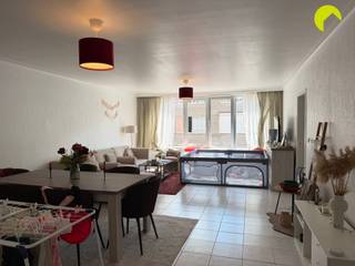 <p><span>Dit appartement is in een rustige straat gelegen op loopafstand van het station.</span></p><p><span><br /></span><span>Indeling:</span></p><p><span>U betreedt de woning via een centrale hal. De woonplaats (38m²) heeft een keramische tegel en ligt aan de voorzijde.</span></p><p><span> Aansluitend is er de keuken met veel inbouwkasten, een vaatwasser, een combi-oven en nog een extra oven, een ijskast, een keramische kookplaat, een dampkap, een speeltafel en aansluiting voorzien voor een wasmachine en een droogkast.</span></p><p><span>Aan de achterzijde zijn er 2 grote slaapkamers (13m²;16m²) via de grootste slaapkamer is het terras (5m²) bereikbaar.</span></p><p><span>De badkamer is ingericht met een ruim hoek ligbad en een lavabo in meubel, deze is volledig betegeld.</span></p><p><span>Het toilet is apart.</span></p><p><span> </span></p><p><span>Een garagebox is inbegrepen in de huurprijs.</span></p><p><span> </span></p><p><span>Nuttige informatie:</span></p><ul><li><span>Huurwaarborg: 3 maanden</span></li><li><span>Beschikbaar vanaf: 01/09/2026</span></li><li><span>EPC: 136 kWh/m²</span></li><li><span>Gemeenschappelijke kosten: 25 euro (provisie water)</span></li><li><span>Plaatsbeschrijving: externe partij</span></li><li><span>Inclusief garagebox</span></li></ul><p><span> </span></p><p><span> </span></p><p><span>PLAN VANAF NU ZELF JOUW AFSPRAAK IN VIA ONZE ONLINE MODULE</span></p><p><span>Surf naar het betreffende eigendom op onze website <span>www.habicom.be</span></span><span> en klik vervolgens op de roze knop</span><span> 'PLAN EEN BEZOEK'.</span></p><p><span> </span></p><p><span> </span></p><p><span> </span></p><p><span> </span></p>