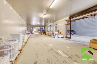 Deze eigendom is gelegen in de KMO-zone Tongeren-Noord, op een tweetal kilometer van het stadscentrum van Tongeren; zeer goed bereikbaar vanaf de Hasseltsesteenweg. <br /><br />De eigendom bestaat uit een ruime woning en een grote opslag-/werkruimte.<br /><br />Indeling woning: <br />x mooie inkomhal met massieve plankenvloer en gastentoilet; <br />x gezellige woonkamer met massieve parketvloer en sierhaard; <br />x grote, ingerichte keuken met buffeteiland, ruimte voor een mooie eettafel en groot raam naar het terras; <br />x wasruimte en berging; <br />x de woning heeft deels kelder en deels kruipkelder; <br />x achteraan de garage, volledig betegeld.<br /><br />Op de verdieping: <br />x 3 slaapkamers, waarvan één met terras; <br />x mooie badkamer met douche, dubbele lavabo en toilet; <br />x aparte bergkamer/dressing; <br />x nachthal met valtrap naar de zolder.<br /><br />Opslag-/werkruimte: <br />x deze ruimte heeft een oppervlakte van 400m² en een vrije hoogte van 4 meter; <br />x vooraan de inkom met ontvangstruimte en 2 bureelkamers; <br />x sanitaire ruimte; <br />x ruime carport.<br /><br />Wenst u meer info over deze eigendom? Maak dan telefonisch een afspraak voor bezichtiging op het nummer 012 23 00 23 of mail uw vragen aan roland@immo-leroi.be.