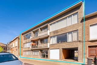 Appartementsgebouw met 5 appartementen en 24 garages te Lier. <br /><br />Algemeen:<br />- Gebouw met 5 ruime appartementen <br />- Top ligging nabij het centrum van Lier <br />- Elk appartement telt 3 slaapkamers en is ca. 116 m² groot<br />- 24 garages <br />- Momenteel zijn 4 van de 5 appartementen verhuurd<br />- EPC labels appartementen: 1 app. B, 3 app. C en 1 app. D<br />- Geen renovatieverplichting<br /><br />Het gebouw betreft 1 gelijkvloers appartement, 2 appartementen op de eerste en 2 op de tweede verdieping. <br />Op het gelijkvloers is een doorrit naar de achterliggende garages.<br /><br />Alle attesten etc per appartement zijn te bekomen op aanvraag.<br /><br />Stedenbouwkundige info in aanvraag.