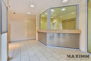 <p><span>Près du centre de Wachtebeke, dans l'une des rues principales, nous vous proposons ce bureau ou espace de pratique au rez-de-chaussée. La propriété a été construite en 2001, a servi d'agence bancaire dans le passé et est en bon état. La surface utile totale est de 103 m² et l'un d'entre eux possède un label énergétique C.</span><span><br /><br />DIVISION</span></p><p><span>L'immeuble est immédiatement habitable et se compose comme suit : un hall d'entrée / sas, un comptoir avec de grandes fenêtres qui offrent beaucoup de lumière et permettent de réaliser des vitrines attrayantes, un hall avec trois bureaux séparés, une salle polyvalente (ancienne salle des coffres), un local de stockage, un WC séparé et une cave. </span></p><p><span> </span></p><p><span>Installation électrique : conforme. #Label EPC : C (PAS d'obligation légale de rénovation applicable)<br />Chauffage au gaz</span></p><p><span> </span></p><p><span>QUELQUES ATOUTS :</span></p><p><span>-Situation centrale,<br />-Idéal comme bureau, pour professions libérales, services,<br />-Prêt à l'emploi,<br />-Suffisamment de passage et de visibilité dans cette rue commerçante avec une autre boulangerie, boucherie, coiffeur, fruiterie, Bpost, Aldi, ed à proximité. <br />-Vitrine large pour une publicité optimale / notoriété de la marque.<br /><br /></span></p><p><span>OPTIONNEL:<br />Vous cherchez quelque chose de plus petit ? Dans ce cas, n'hésitez pas à jeter un coup d'œil à Stationsstraat 40B, 9185 Lochristi (Wachtebeke).</span></p><p><span>Vous voulez acheter un box de garage dans cette résidence ? C'est possible !</span></p><p><span> </span></p><p><span>Vous souhaitez plus d'informations ? Contactez notre bureau : bellina@maximm.be</span></p><p><span> </span></p>