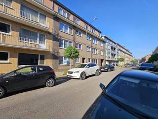 <p>Prachtig goed onderhouden gelijkvloers appartement te koop in hartje Hasselt.</p><p>Dit appartement is gelegen, net buiten de kleine ring van Hasselt. De ruime woon-eetkamer, heeft veel lichtinval en aansluitend is er de praktische keuken, met ruimte en voorzieningen voor wasmachine en droogkast.</p><p>Via de ruime inkomhal bereikt men de kleine nachthal, die toegang geeft tot 2 toch wel ruime slaapkamers en een frisse badkamer met ligbad.</p><p>Slaapkamer 2 is momenteel in gebruik als berging, vandaar dat we enkele foto-simulaties van mogelijke indelingen hebben toegevoegd. Via deze 2de slaapkamer is er tevens nog toegang tot een klein, maar gezellig terras.</p><p>Verder is er in de kelder een privatieve berging, alsook een gemeenschappelijke fietsenstalling, die bereikbaar is via de doorgang en de elektrische garagepoort.</p><p>Het appartement wordt verwarmd door een gemeenschappelijke moderne gascondensatie ketel, waarbij het verbruik jaarlijks wordt verrekend aan de hand van digitale meters op elke radiator. Bovendien is dit appartement goed onderhouden, waardoor je je geen zorgen hoeft te maken over renovaties.</p><p>Het appartement heeft een EPC-waarde van 267 kWh/m².</p><p>In de buurt vind je sportvelden en -clubs, scholen en diverse handelszaken. Alles is op fietsafstand bereikbaar, zo ook station (zelfs of wandelafstand) net als de bruisende Hasseltse binnenstad met zijn restaurants en gezellige terrassen in de zomer.</p><p>Mis deze kans niet, om in dit goed onderhouden appartement te wonen! Neem vandaag nog contact met ons op en plan een bezoek. Bel 011-603040 of 0486-603040 voor een vrijblijvende afspraak.</p>