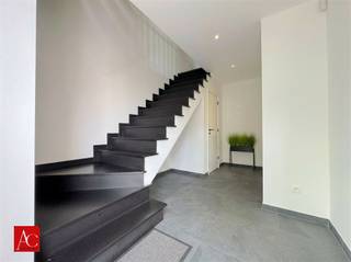 <p>Recente halfopen bebouwing (2019) met 3 slaapkamers, garage in rustige doodlopende straat</p><p>Bent u op zoek naar een energiezuinige gezinswoning waar ruimte, comfort en een uitstekende ligging samenkomen? Dan zal deze prachtige halfopen bebouwing uit 2019 u ongetwijfeld weten te bekoren.</p><p>Met een royale bewoonbare oppervlakte van maar liefst 228 m² biedt deze woning alle ruimte die een modern gezin nodig heeft. U beschikt momenteel over 3 volwaardige slaapkamers, terwijl de ruime zolderverdieping met haar hoogwaardige afwerking nog tal van mogelijkheden biedt. Hier kunnen eenvoudig 2 extra slaapkamers, een thuisbureau of hobbyruimte worden gecreëerd.</p><p>Ook op vlak van energieprestaties scoort deze woning uitstekend. Dankzij het EPC-label A, de aanwezigheid van 15 zonnepanelen en de geplaatste screens geniet u van een bijzonder comfortabele en energiezuinige woonervaring.</p><p>Buiten wacht een aangename, zuidwest georiënteerde tuin, waar u de hele namiddag en avond kunt genieten van de zon. De woning beschikt bovendien over een garage en voldoende praktische bergruimte.</p><p>De ligging vormt een absolute meerwaarde: gelegen in een kindvriendelijke woonwijk en in een doodlopende straat, geniet u hier van maximale rust en veiligheid, terwijl scholen, winkels en verbindingswegen zich op korte afstand bevinden.</p><p>Plan zelf uw afspraak in via : https://www.acvastgoed.be/nl/te-koop/beveren-kruibeke-zwijndrecht/huis/zeer-recente-hob-met-garage-in-kindvriendelijke-wijk/3835/</p>