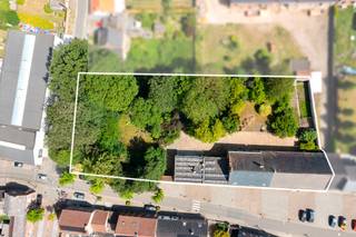 Ce projet bénéficie d’un bel emplacement sur la PLACE de Ghislenghien. Façade de 94m, terrain de 3.640m². Parking à l’avant, jouissant d’un...