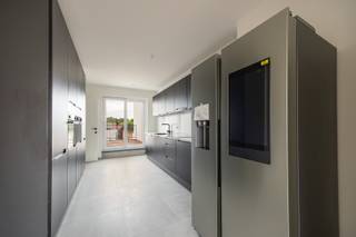 Instapklaar, gerenoveerd duplexappartement op centrale ligging in Schoten. Gelegen vlakbij de Markt, winkels, openbaar vervoer,... Het appartement is...